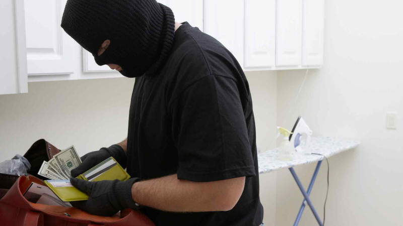 Bakıda qadından dələduzluq yolu ilə 2100 dollar oğurlanıb