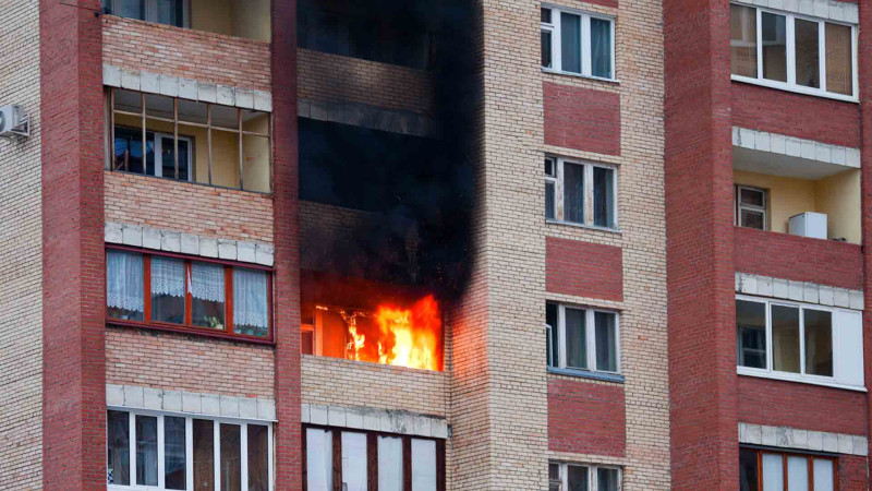 Suraxanıda yaşayış binasında yanğın olub: 10 nəfər təxliyə edilib