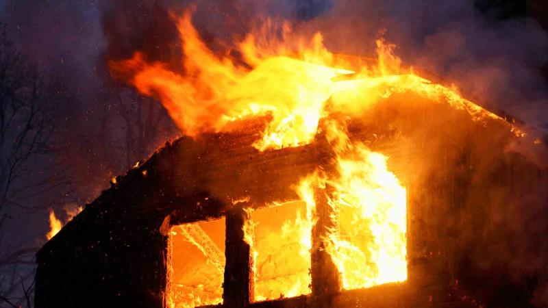 Xəzər rayonunda birmərtəbəli ev yanıb