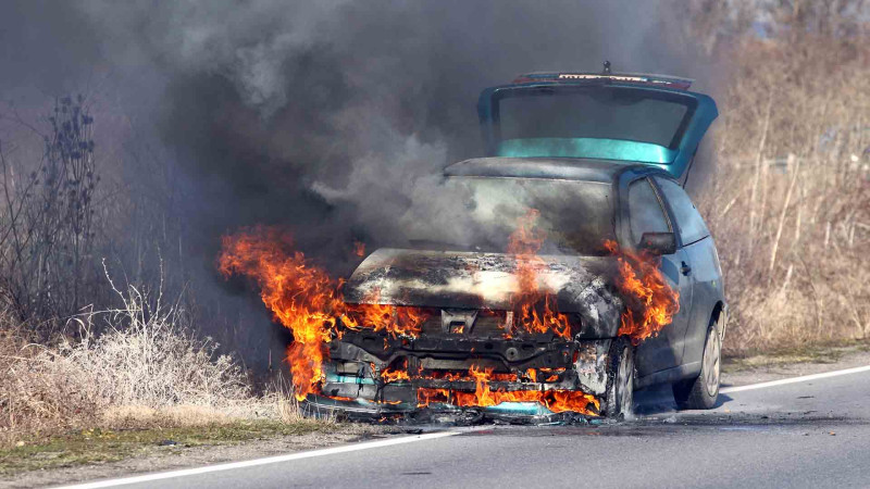 Qaradağda qəzaya düşən maşın alışıb