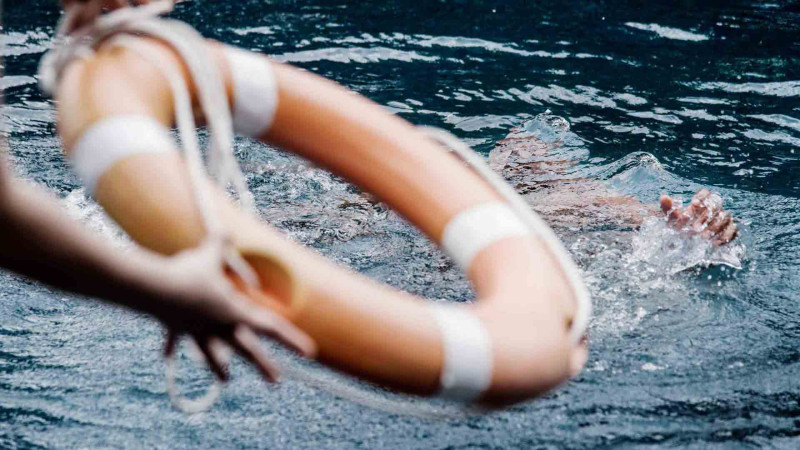 Dənizdə batan 2 nəfər xilas olunub