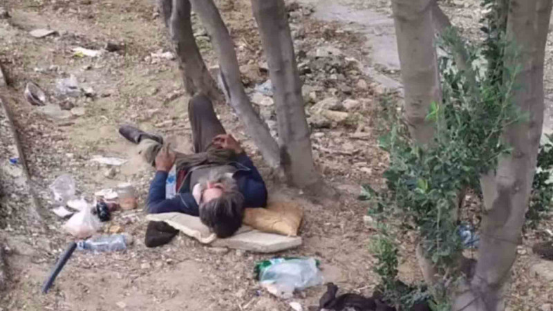 Bakıda küçədə gecələyən kişi günlərdir uzandığı yerdən qalxa bilmir