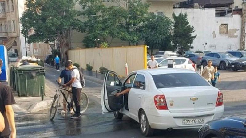 Şəhərin mərkəzində avtomobil velosipedçini vurub