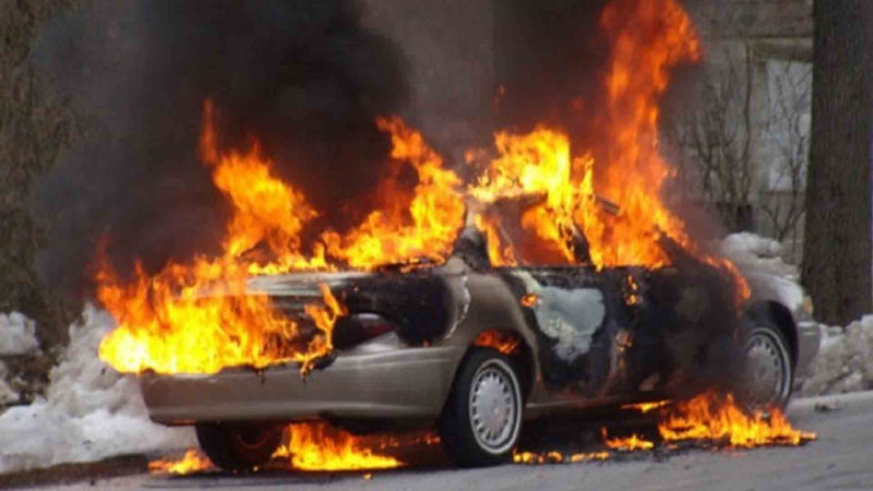 Xətaidə avtomobil maneəyə çarpılaraq yanıb