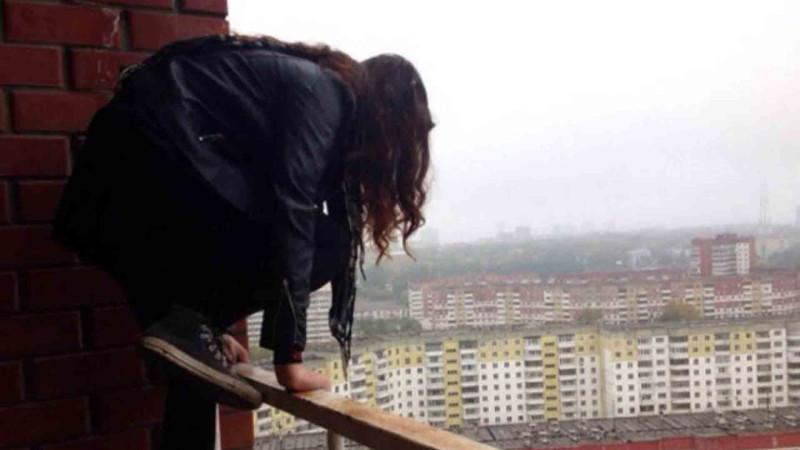 Bakıda intihar: Gənc qız özünü binadan atıb