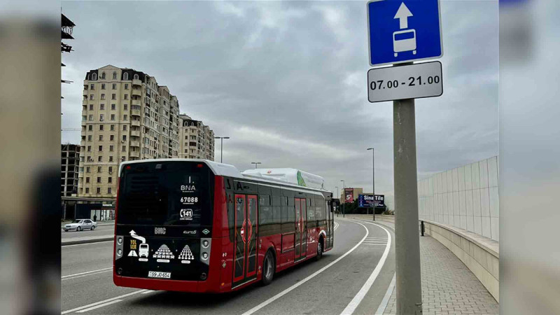 Nişanlara diqqətsiz qalan sürücülər: Avtobus zolaqlarına saat neçədə girmək olar? – VİDEO