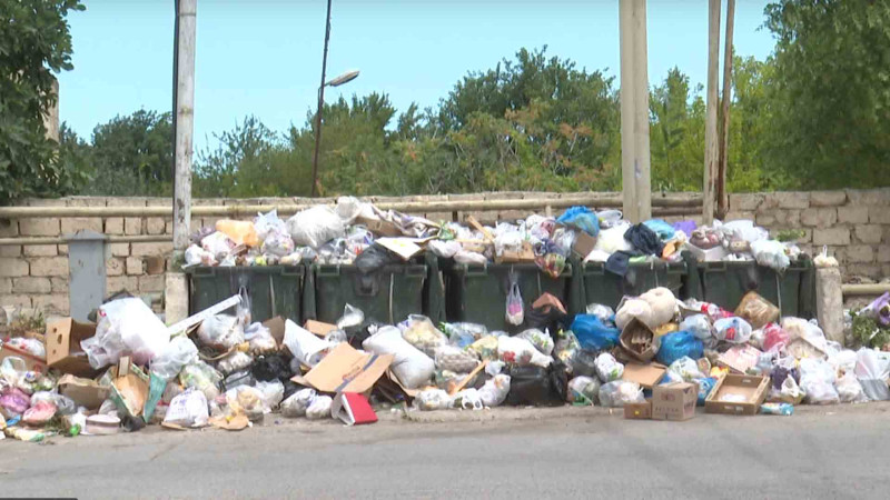 Zabrat qəsəbəsində zibil qutuları yığışdırılmır - VİDEO