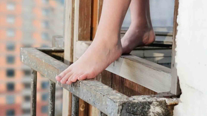 “Qobu Park”da gənc qız özünü binadan atıb