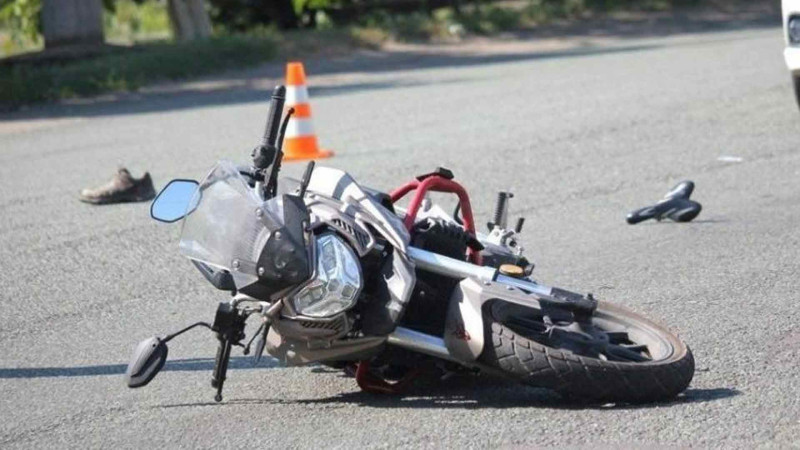 Nizami rayonunda avtomobil motosikleti vurub