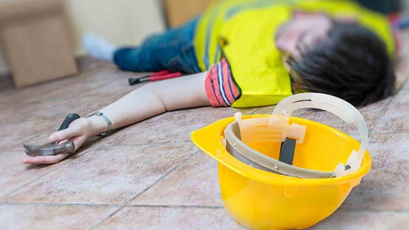 Bakı Dəniz Limanında işçi yıxılaraq ölüb