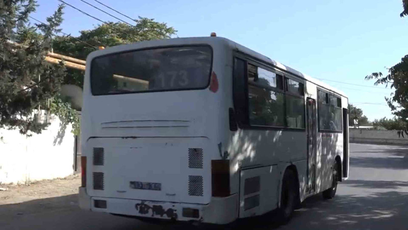 Pirşağıdan çıxa bilməyən sakinlər: “Avtobus 3-4 saatdan bir gəlir” – VİDEO