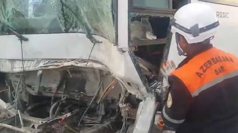 Suraxanıda yük maşını avtobusla toqquşub