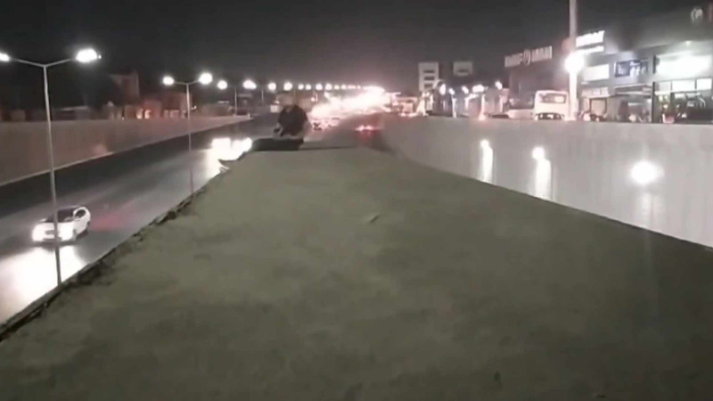 Bakı–Sumqayıt yolunda kişi özünü körpüdən atmaq istəyib – VİDEO