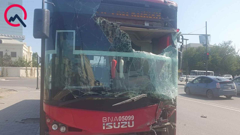 Nərimanovda 2 avtobus toqquşub: 2 nəfər xəsarət alıb
