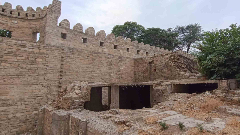 İçərişəhərin divarlarına bitişik beton yarıtikili narazılığa səbəb olur