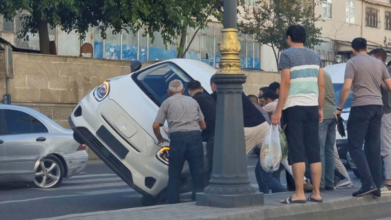 Gəncə prospektində yaşlı qadına görə avtomobil aşıb - VİDEO