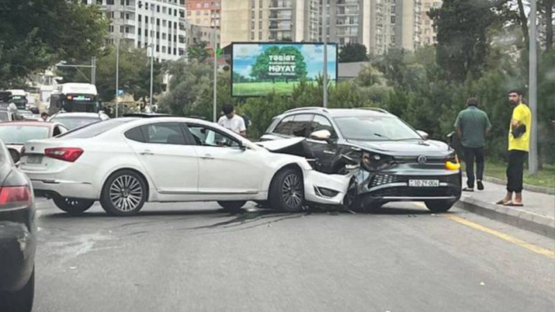 “Gənclik” parkın yaxınlığında 2 avtomobil toqquşub