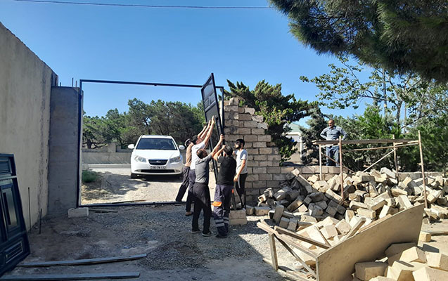 Qaradağda qanunsuz tikililər sökülüb