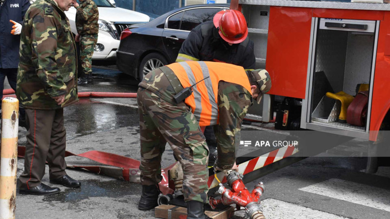 Babək prospektindəki mebel salonda yanğın baş verib