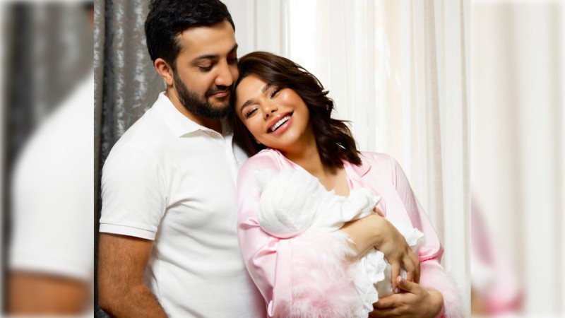 Aysun körpəsini qızıl suyunda çimizdirib