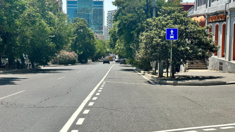 Yasamal rayonunda küçələrin birində avtobus zolağı çəkilib