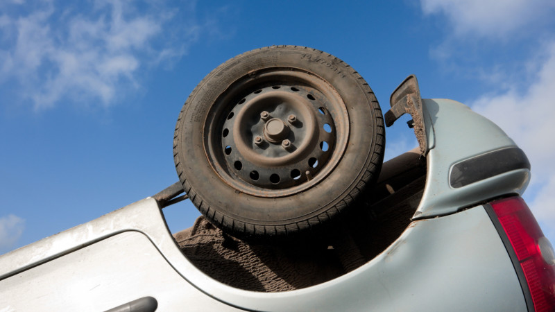 Sabunçuda yük maşını aşıb