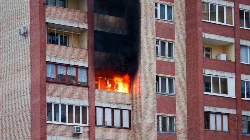 Yasamalda hündürmərtəbəli binada yanğın olub