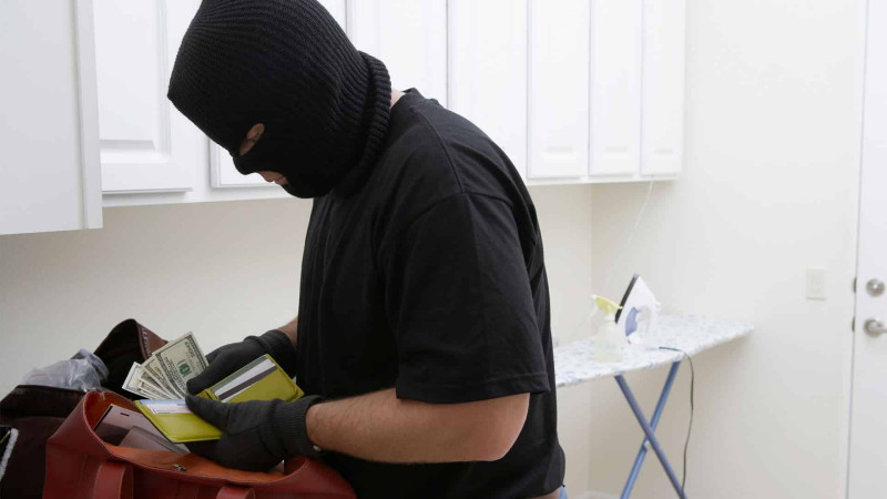 Nizamidə evdən pul oğurlanıb
