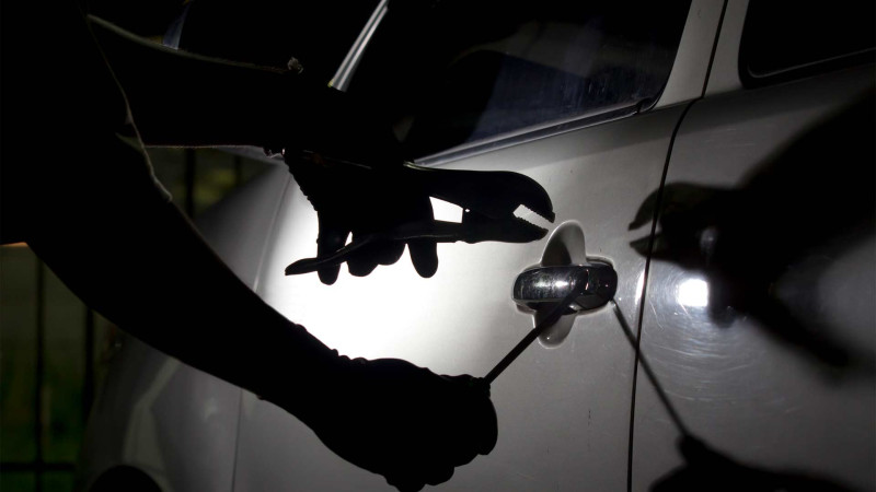 Binəqədi: Çiçək qəsəbəsində avtomobildən oğurluq edilib