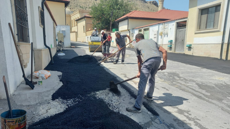 Bibiheybətdə küçəyə asfalt çəkilib
