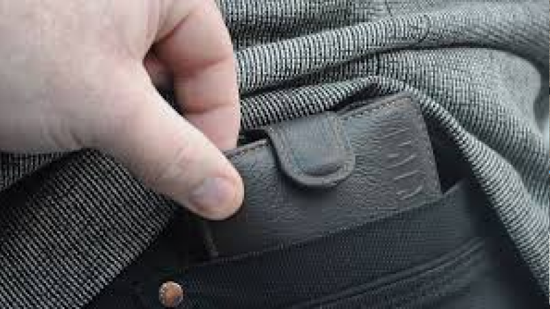 Paytaxtda yeniyetmə bir nəfəri qarət etməyə çalışıb