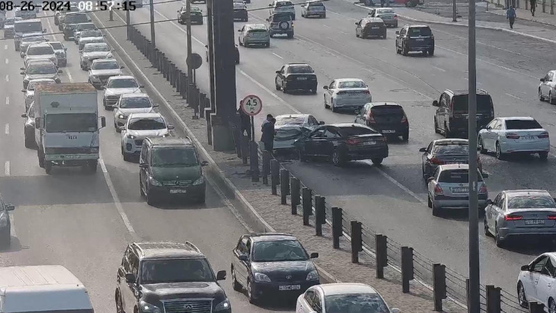 Prospektlərin ikisində avtoqəza sıxlığa səbəb olub