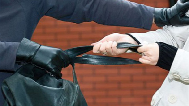 Bakıda gözəllik salonuna gələn qadının çantası oğurlandı