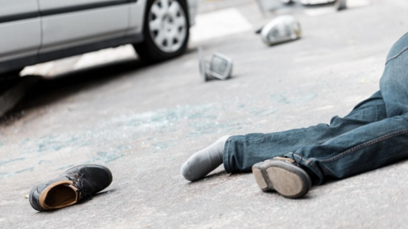 Bakıda gənc oğlan avtoqəzaya uğrayıb