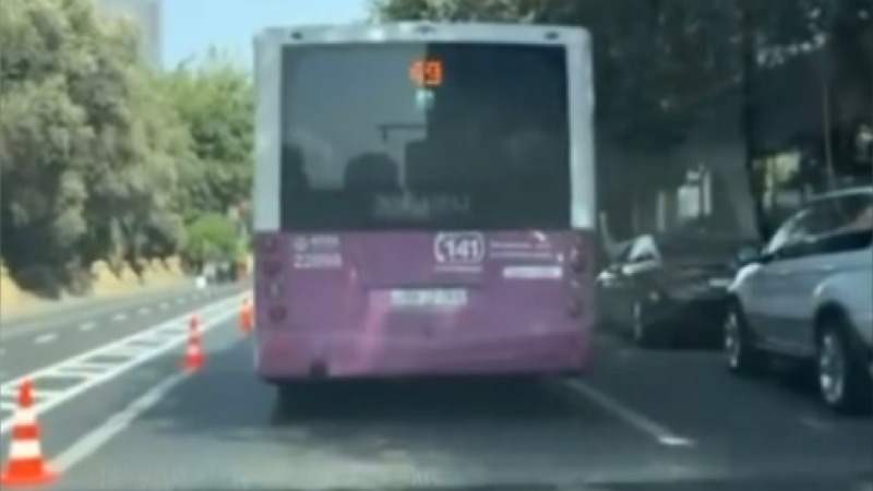 Solda velosiped zolağı, sağda parkinq, ortada isə avtobus: AYNA sürücülərin qəzəbinə tuş gəlib
