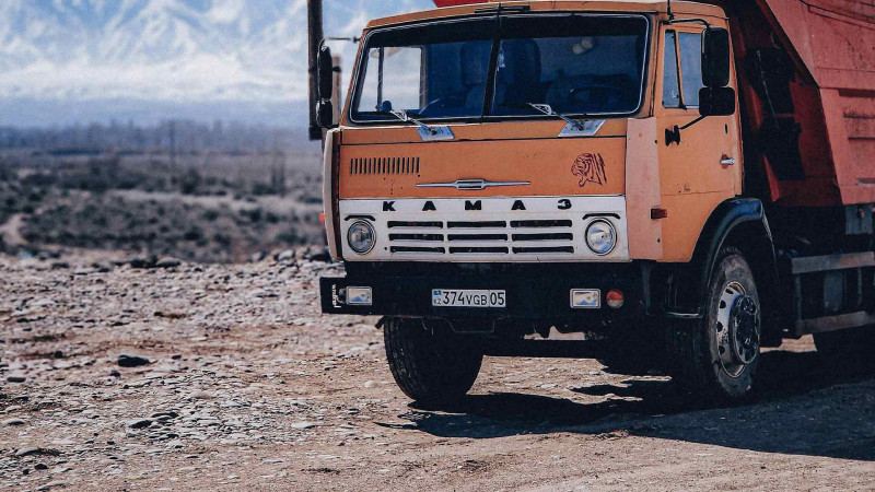 Sürücülər qanunsuz süxur daşımaqla məşğuldurlar