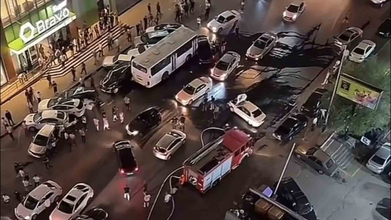 Yasamalda sərnişin avtobusu maşınları əzib