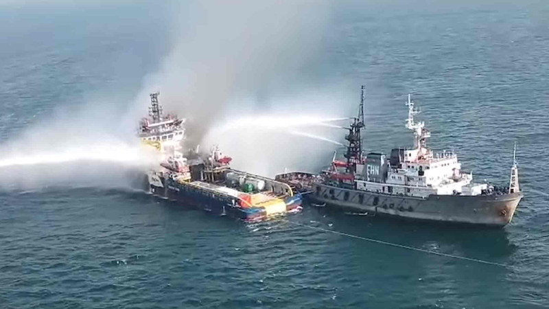 Bakı akvatoriyasında alışan gəmi üç gündür ki, söndürülür