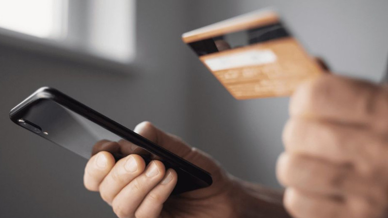 Yasamalda qadın bank kartından oğurluq edilib