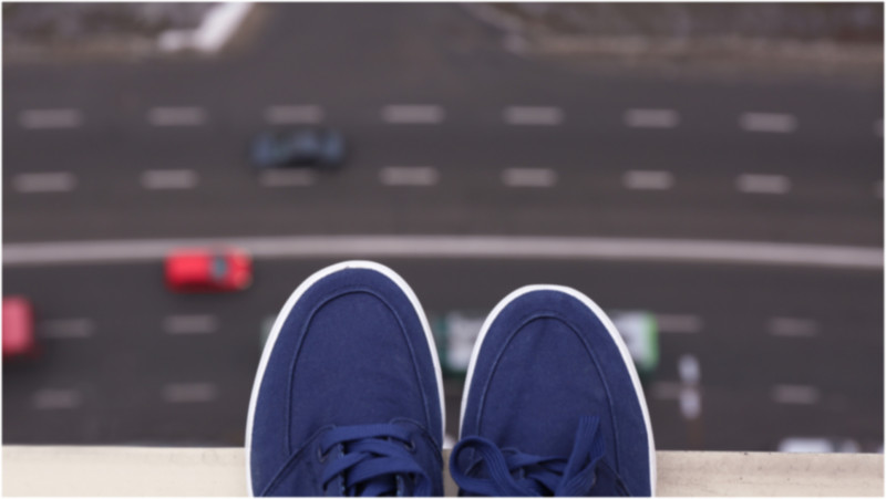 Nərimanovda vətəndaş özünü binadan atmaq istəyib