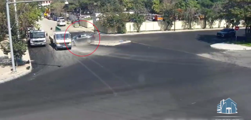 Binəqədidə avtomobil işıqfora çarpılıb