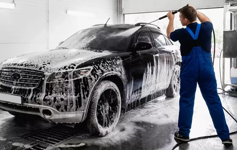 Şüvəlanda moyşik yuduğu maşından pul oğurladı