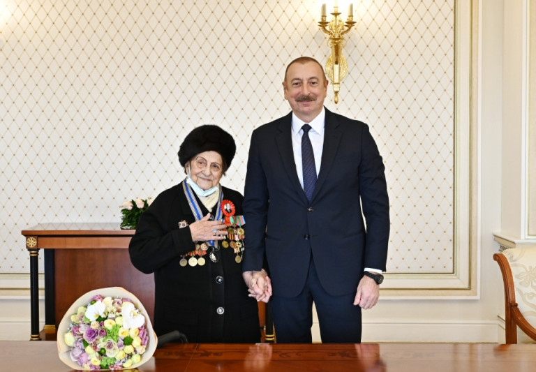 Prezident İlham Əliyev Fatma Səttarovanın ailəsinə və yaxınlarına başsağlığı verib