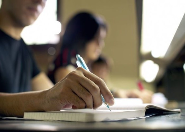 Bakıda ata imtahanda bal toplaya bilməyən oğlundan polisə şikayət etdi