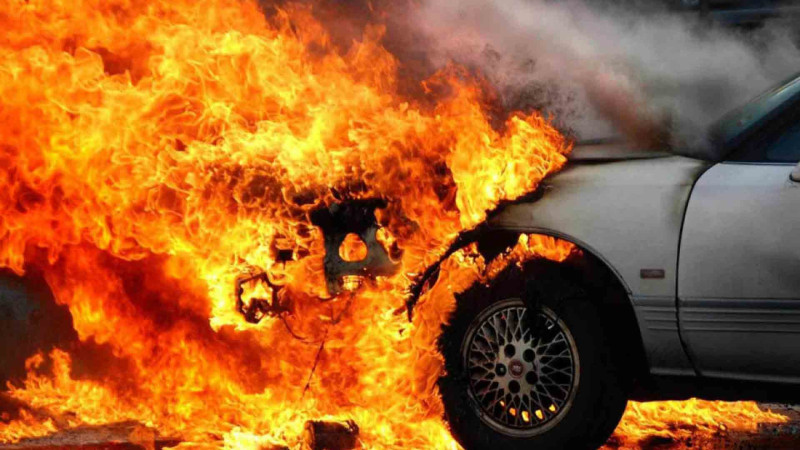 Bakıda avtomobil yanıb - VİDEO