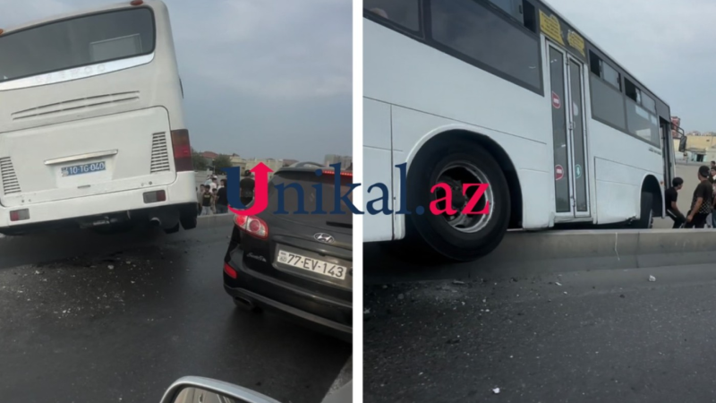 Bakıda sərnişin avtobusu qəzaya uğrayıb - VİDEO