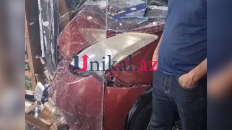 Bakıda “Prius” mağazaya çırpılıb - VİDEO