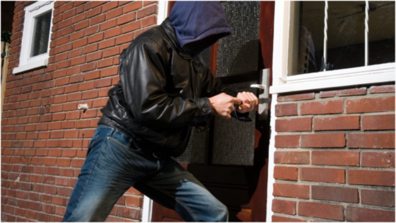 Paytaxtda əvvələr məhkum olunmuş şəxs evi qarət etməyə çalışıb