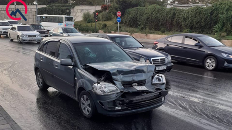 Biləcəridə yola bitum dağılıb: 6 avtomobilə ziyan dəyib