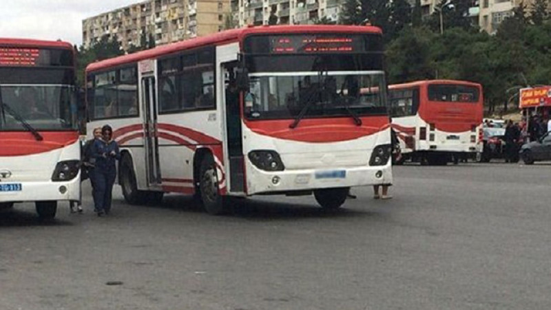 Bakıxanovda marşrut avtobusu piyadanı vurub